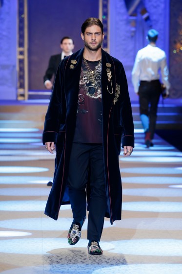 dolce-and-gabbana-fall-winter-2018-19-men-fashion-show-runway-102-373x560