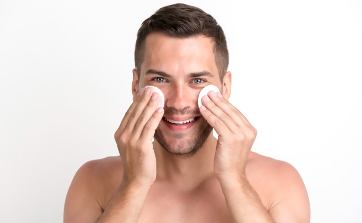 Los 4 esenciales en la rutina facial para&nbsp;hombres
