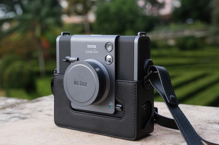 ¡instax WIDE Evo: el nuevo modelo híbrido, listo para la&nbsp;acción!
